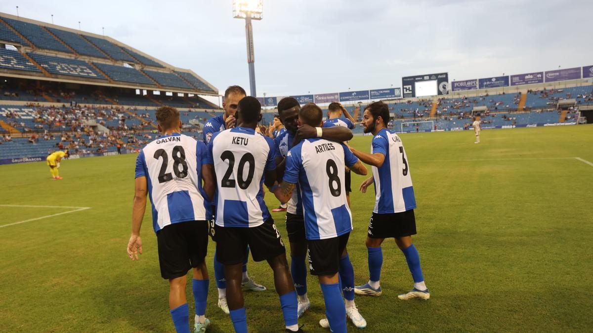 Los jugadores del Hércules celebran el primer gol JOSE NAVARRO