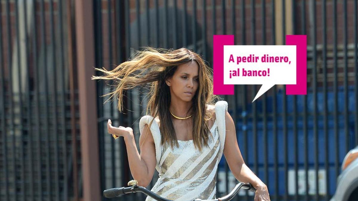 Halle Berry en un posado en bici