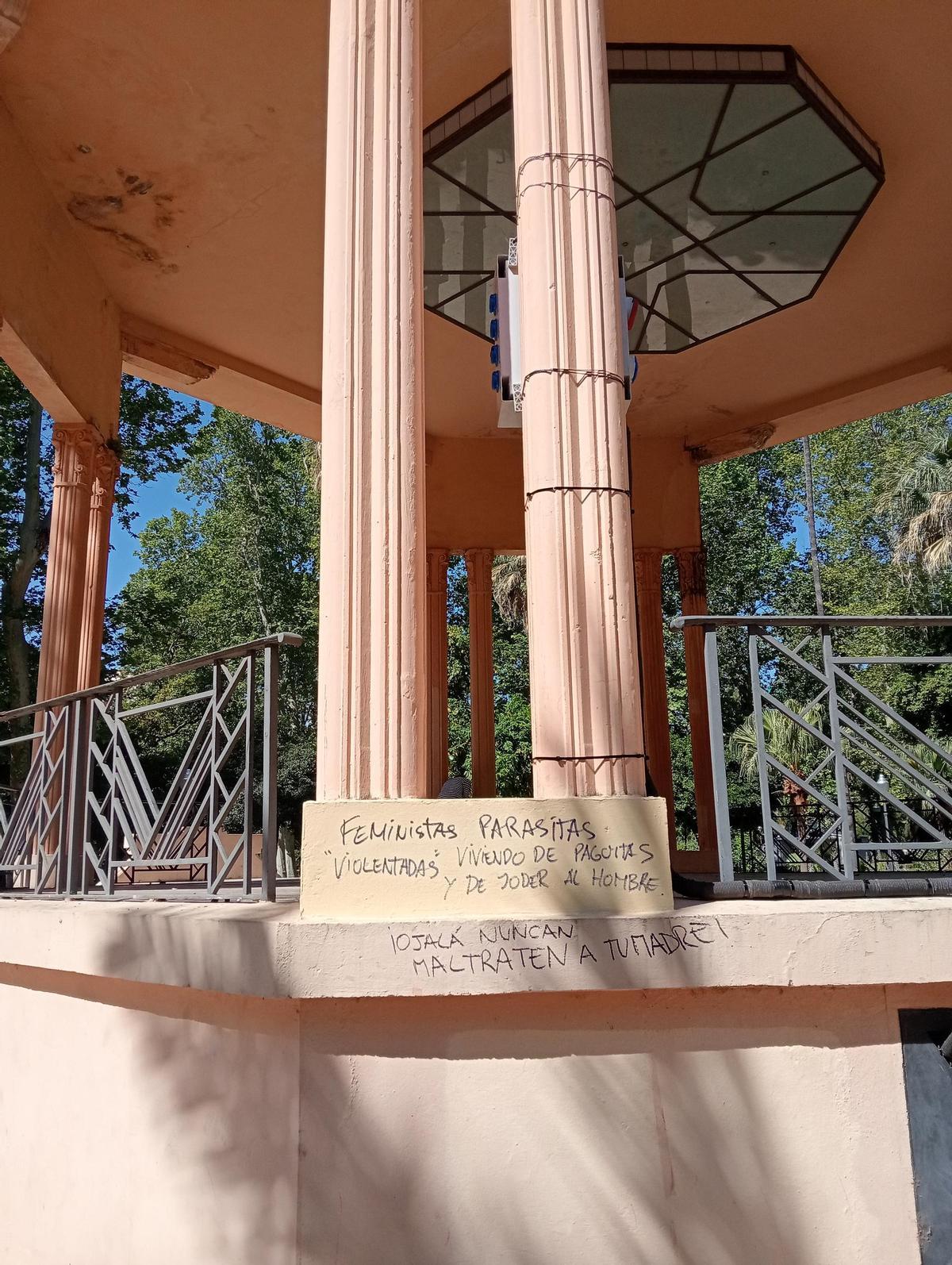 La pintada ha aparecido esta mañana en el parque Ribalta.
