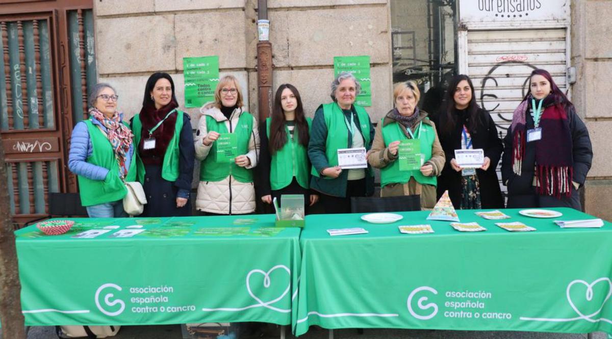 Campaña de la asociación a pie de calle, en el Paseo.   | // F. CASANOVA