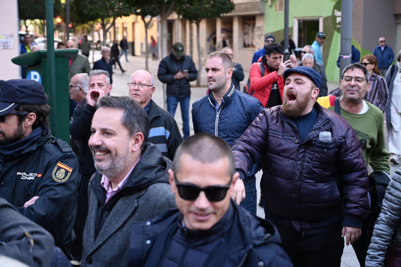 Tensión en la llegada de los políticos de Compromís que han querido ver la retirada de la cruz.