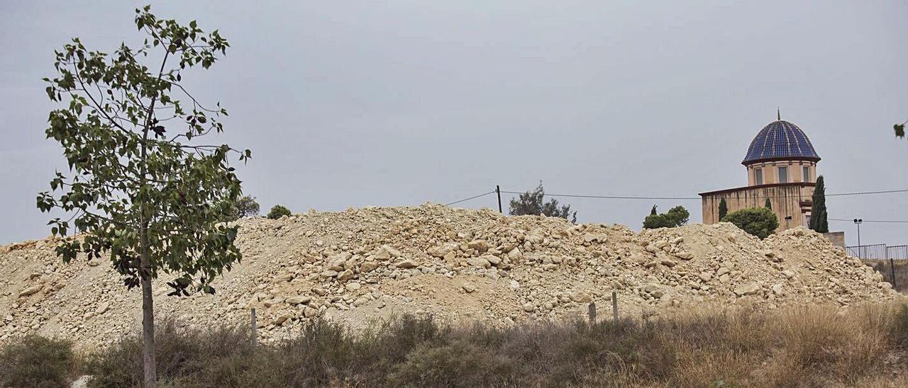 Las montañas de escombros que se acumulan en una finca frente al Panteón de los Guijarro, en Villafranqueza.   |