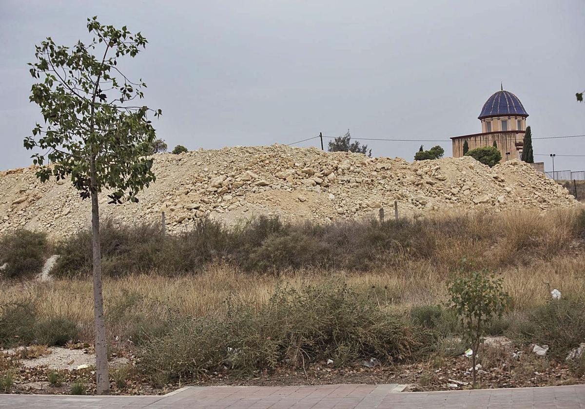 Las montañas de escombros que se acumulan en una finca frente al Panteón de los Guijarro, en Villafranqueza.   |