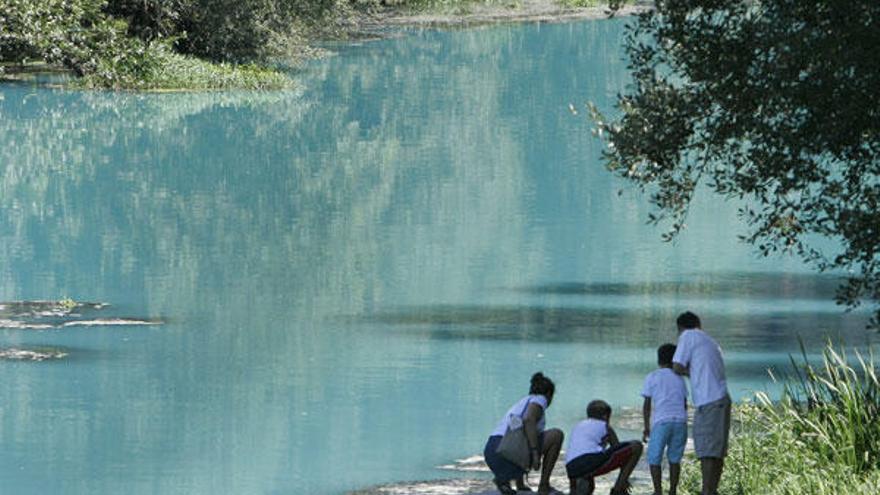 De esta forma bajaba el río Umia, un día después del incendio que se registró en la nave de productos químicos de Brenntag, en Caldas de Reis.