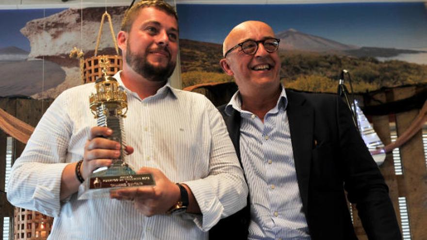 Nicolás Quintana recogió el premio de manos del presidente, Pedro Suárez .