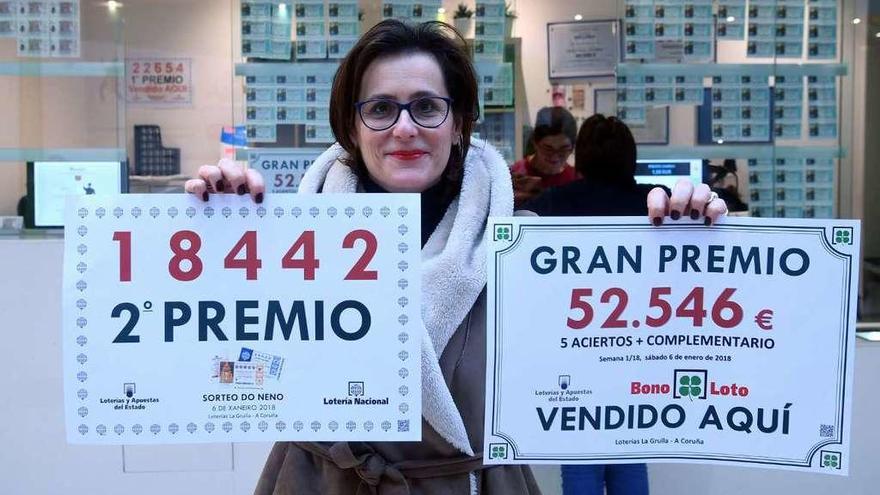 Lourdes García, ayer, en la administración, con los carteles de los premios de El Niño y la Bonoloto.