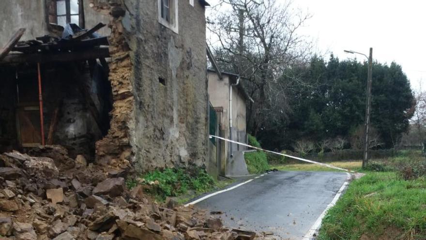 El desplome de parte de una fachada de una casa en ruinas obliga a cortar un camino en Covas