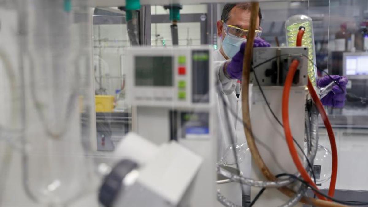 Un investigador, trabajando en el laboratorio de Pharmamar, en Colmenar Viejo.
