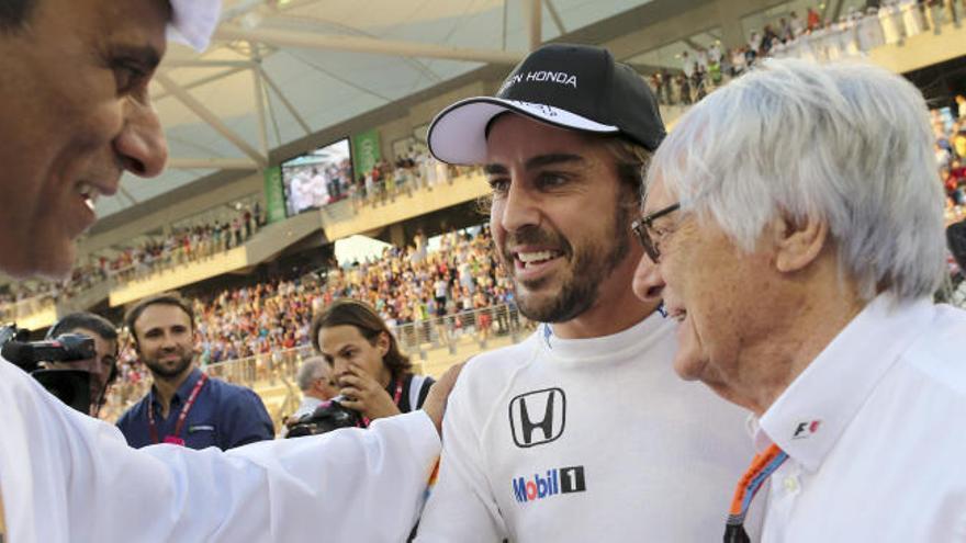 Fernando Alonso y Bernie Ecclestone, en el GP de Abu Dabi de 2015