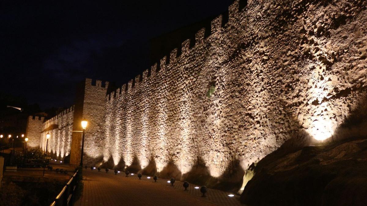 Segorbe sustituye el sistema de iluminación de las murallas medievales tras varios años de averías y apagones.