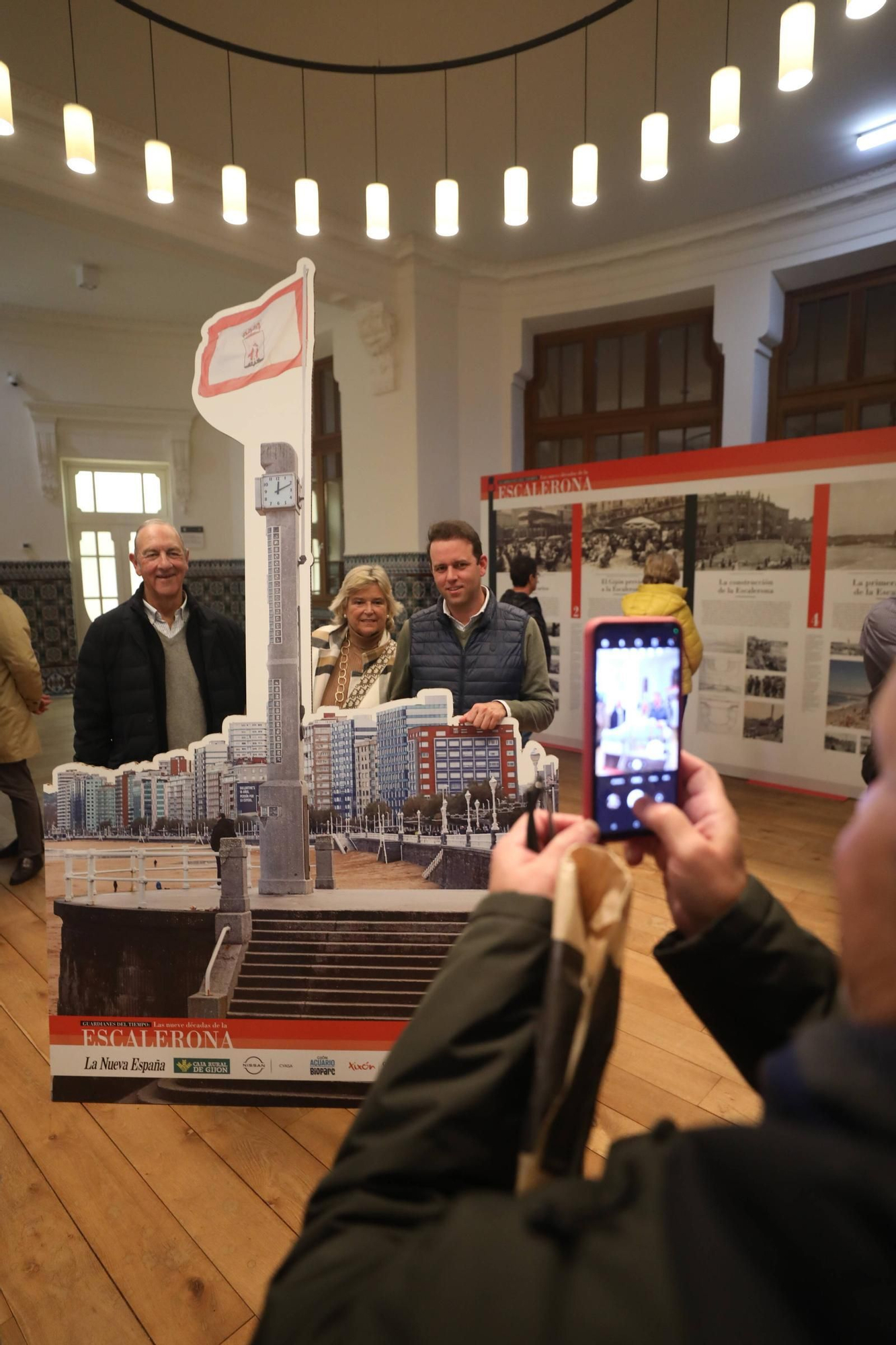 Visitantes en la exposición "Guardianes del tiempo" organizada por LA NUEVA ESPAÑA