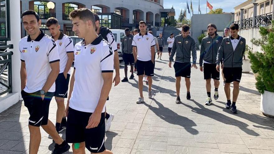 Los jugadores del Elche, durante el paseo matinal de hoy martes