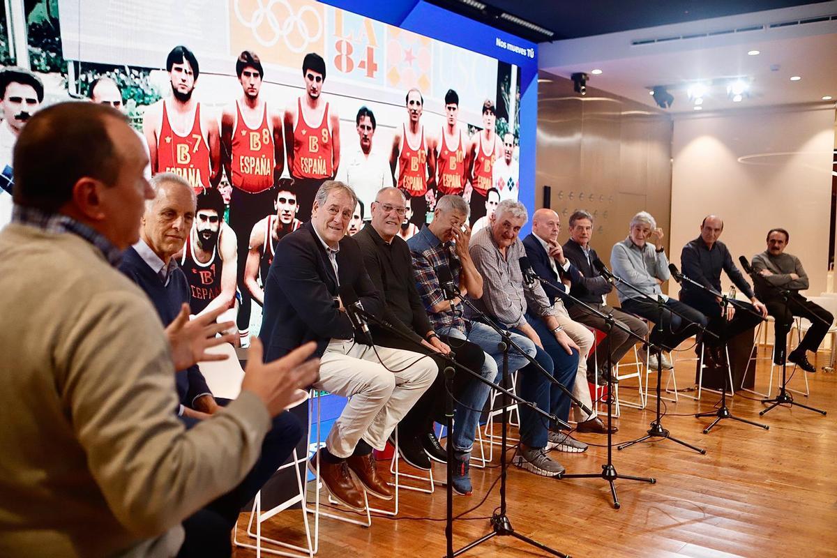 EN IMÁGENES | Los protagonistas de la histórica plata de baloncesto de Los Ángeles 84 rememoran la gesta en Zaragoza