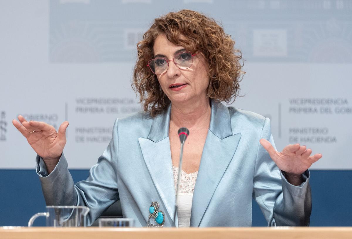 La vicepresidenta primera y ministra de Hacienda, María Jesús Montero, durante una rueda de prensa, en el Ministerio de Hacienda.