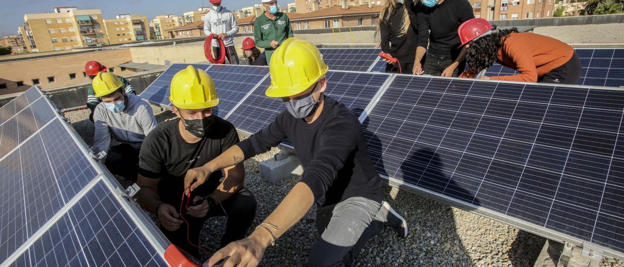 Curso de instalación de fotovoltaicas para estudiantes