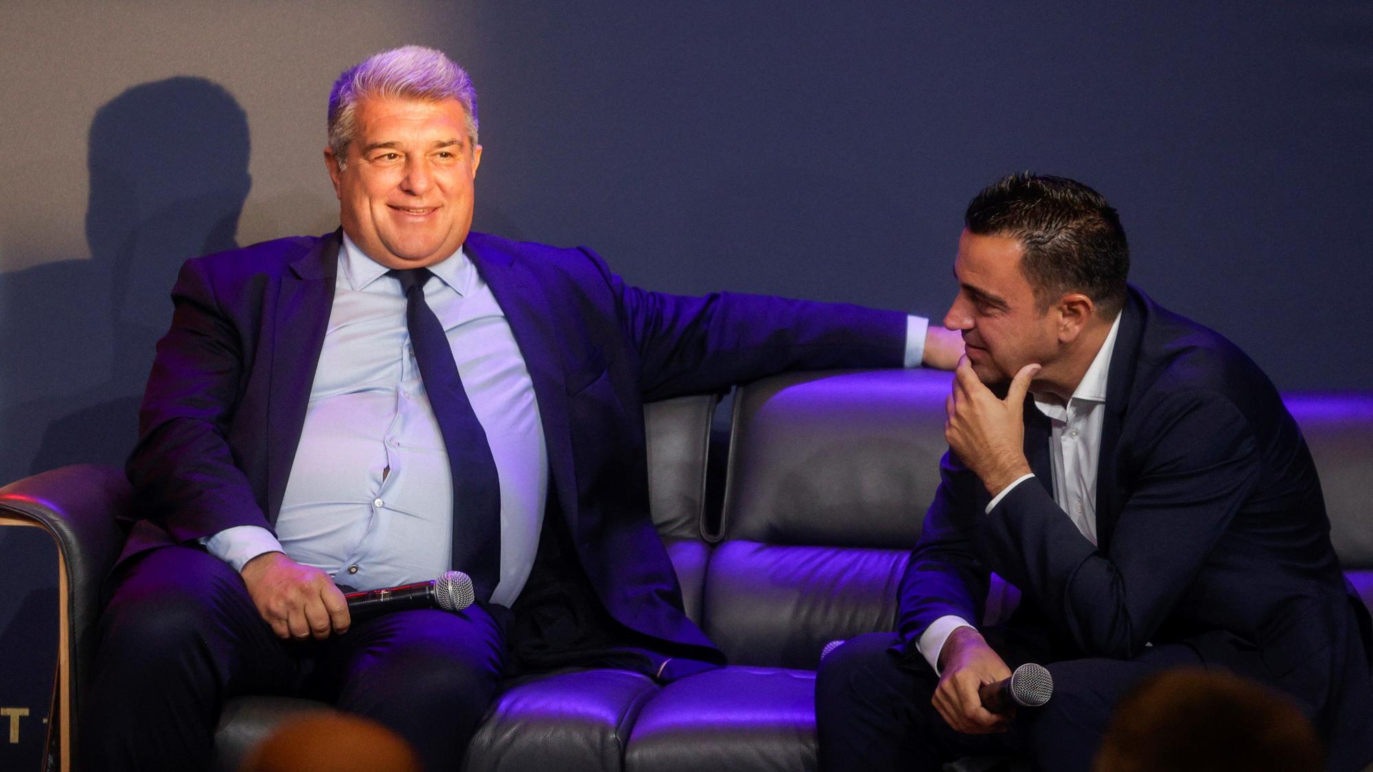 Joan Laporta, presidente del Barça, y Xavi Hernández, técnico del Barça, en la despedida de Jordi Alba en el Auditori 1899 del Camp Nou.