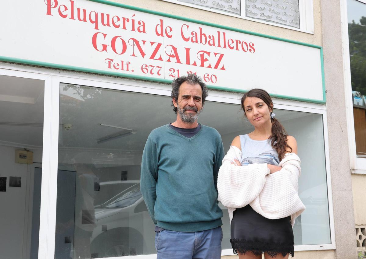Fachada da galería Argonautas en Nigrán que conserva o letreiro da antiga perruquería de barrio.