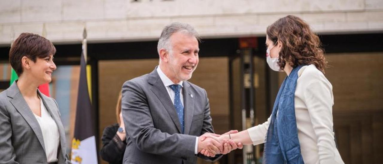 Ángel Víctor Torres saluda a Isabel Díaz Ayuso en la Conferencia de Presidentes de marzo de 2022 en La Palma.