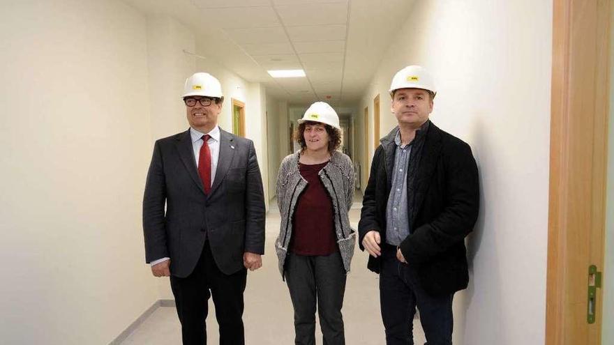 El rector, Julio Abalde, y la vicepresidenta de la Diputación G. Sanmartín, visitaron ayer la nueva residencia.