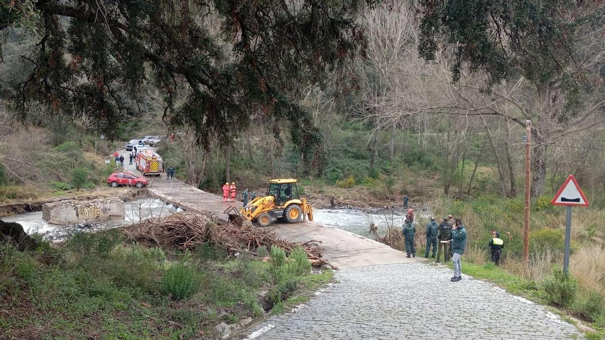 Operativo de búsqueda del motorista arrastrado por el río Genal en Pujerra, en una imagen tomada en los últimos días.