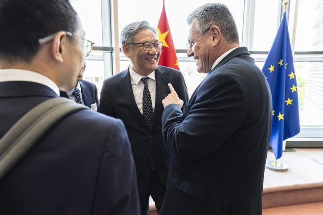 La UE y China se dan hasta octubre acercar posturas en sus relaciones comerciales