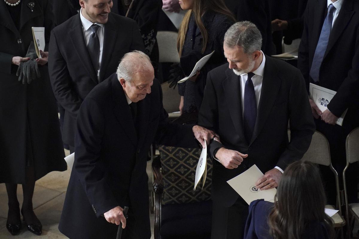 Felipe VI y Don Juan Carlos, juntos en el funeral de Constantino de Grecia
