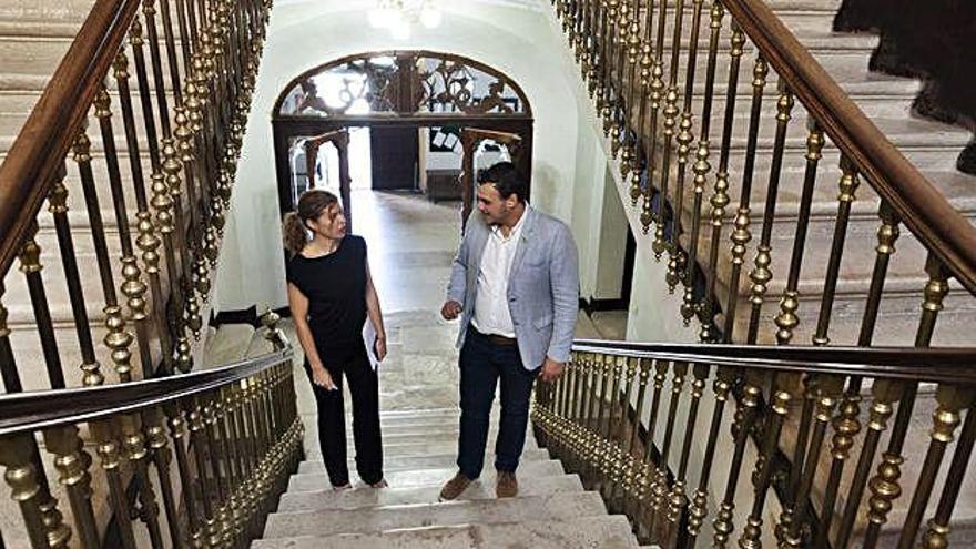 Clara San Damián y Tomás del Bien suben las escaleras del Ayuntamiento de Toro.