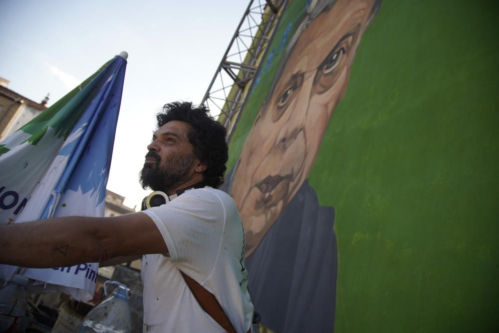 Carlos Adeva junto a su mural de Antonio Pedrero.