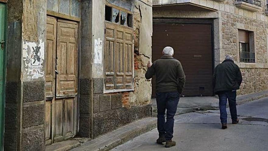 Dos hombres caminan por una calle de Fermoselle.