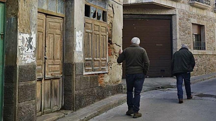 Dos hombres caminan por una calle de Fermoselle.