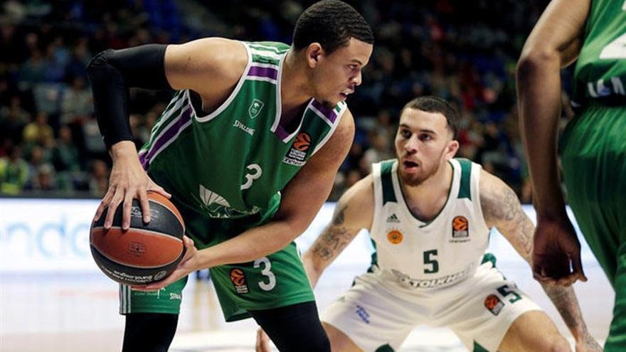 McCallum ante Mike James, en el Unicaja-Panathinaikos.