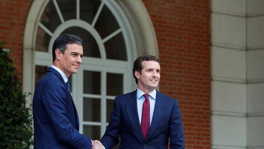 Sánchez y Casado dejan la bronca y normalizan su relación