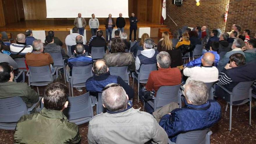 Casi toda la plantilla de la central de Transportes Souto en Mos acudió ayer a la asamblea. // Alba Villar