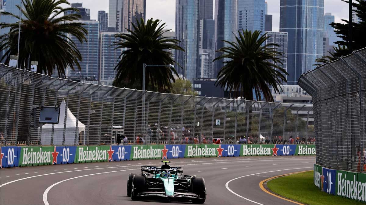 Fernando Alonso, en acción con el Aston Martin en el circuito Albert Park de Melbourne