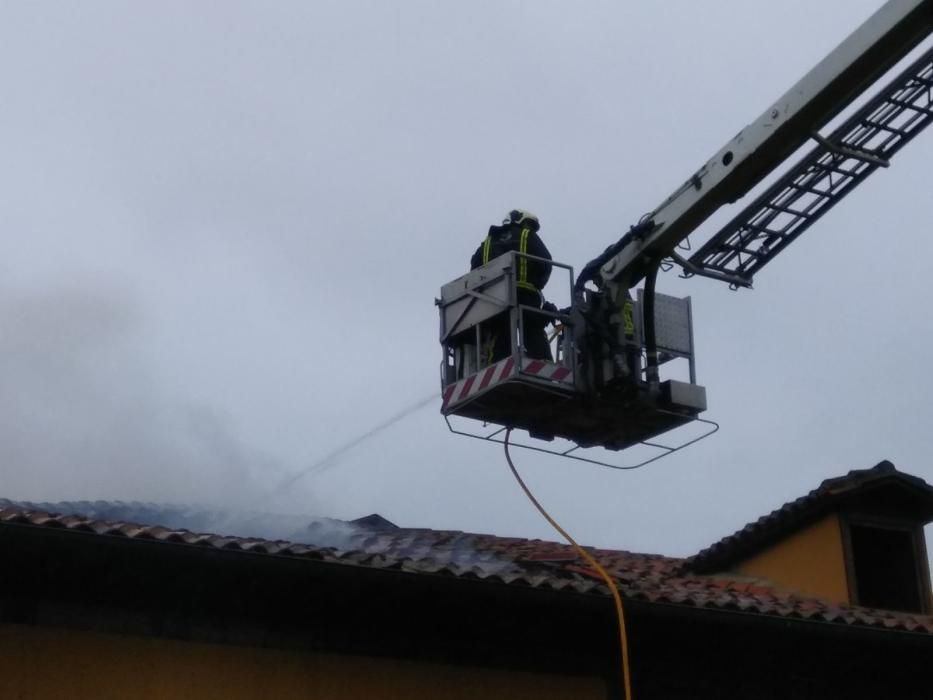 Incendio en el palacio de Cavanilles, del siglo XVI, en Lieres