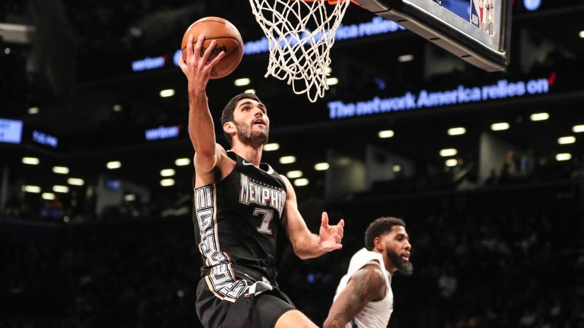 Santi Aldama anota una bandeja en el choque de los Grizzlies ante los Nets