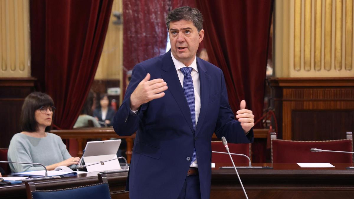 El conseller de Turismo, Jaume Bauzà, durante una sesión de control al Govern balear, a 20 de mayo de 2025.