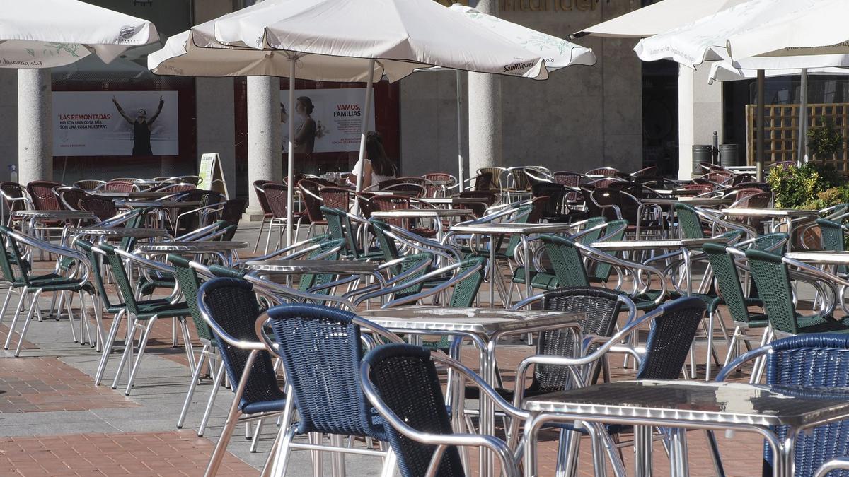 Terrazas de bares vacías en la Plaza Mayor de Valladolid, en una imagen de archivo.