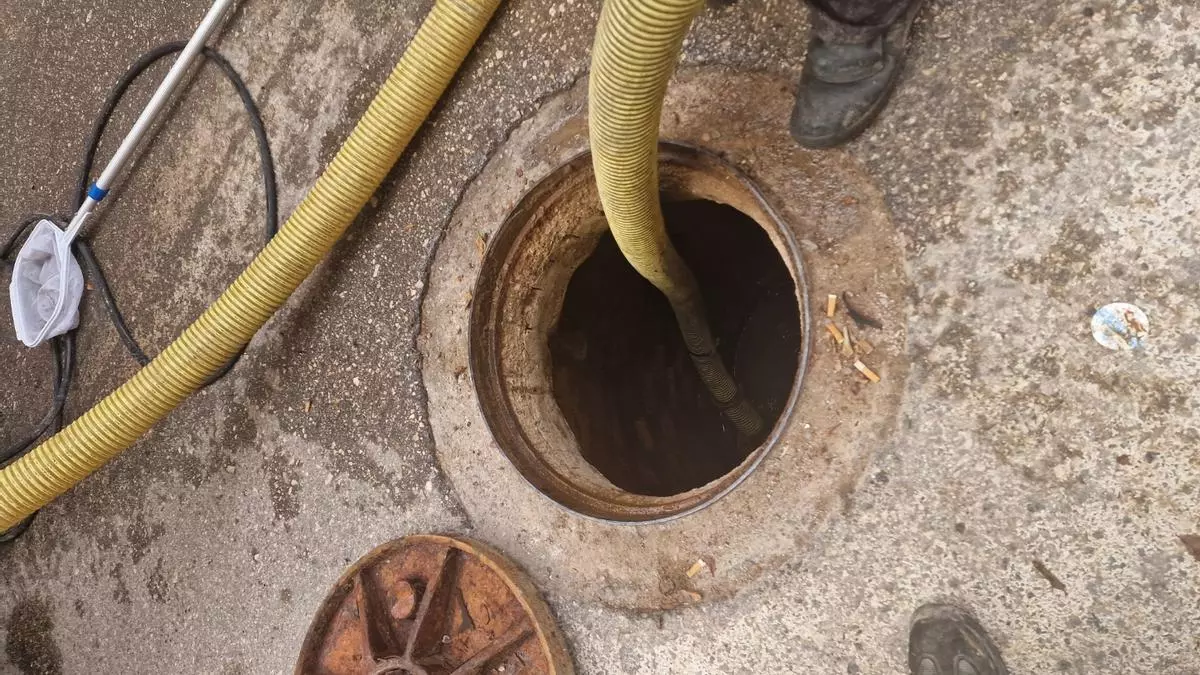 Albal y Aqualia refuerzan la limpieza de alcantarillas ante la temporada de lluvias