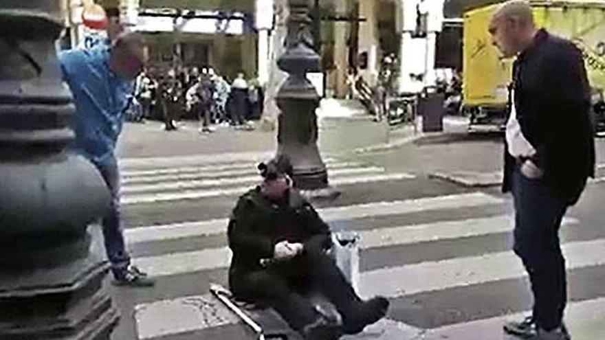 El anciano, en plena protesta, sentado en un paso de peatones de la calle UniÃ³.