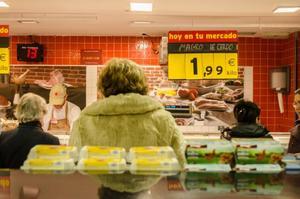 Archivo - Gente comprando en un supermercado
