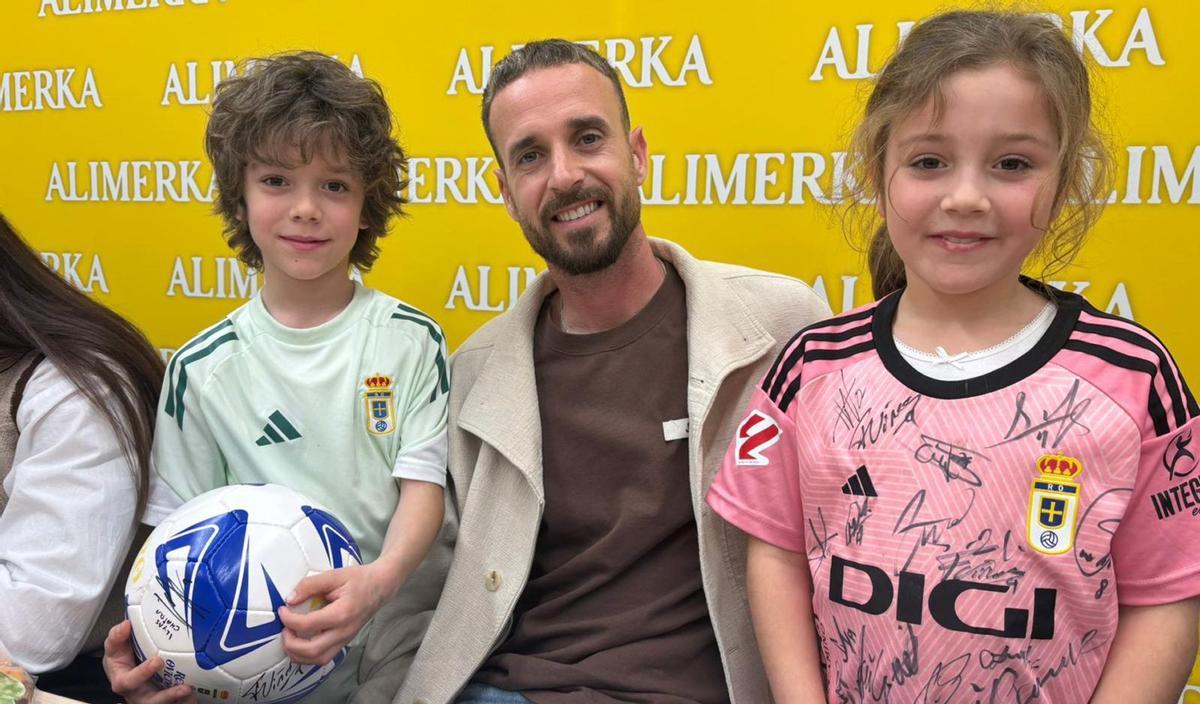 Martín Valle, Aarón y Laura Valle, ayer, en la firma de autógrafos del Oviedo en Alimerka.