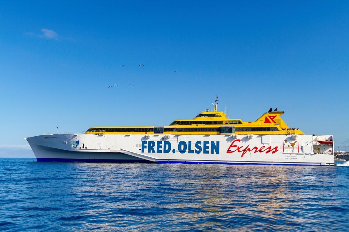 Un barco de Fred Olsen Express.