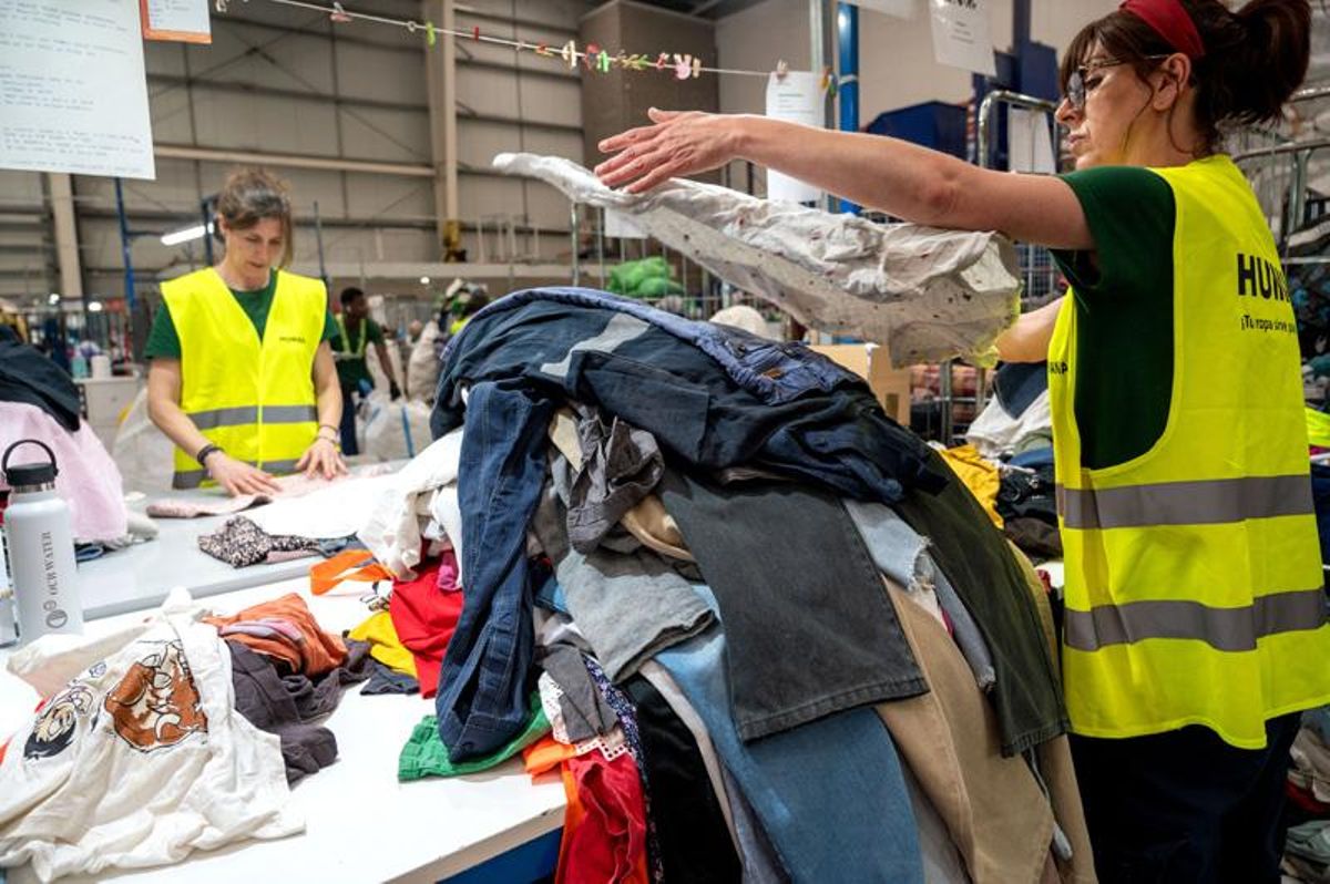 Clasificación de ropa tejana en la planta de L'Ametlla del Vallès de Humana.