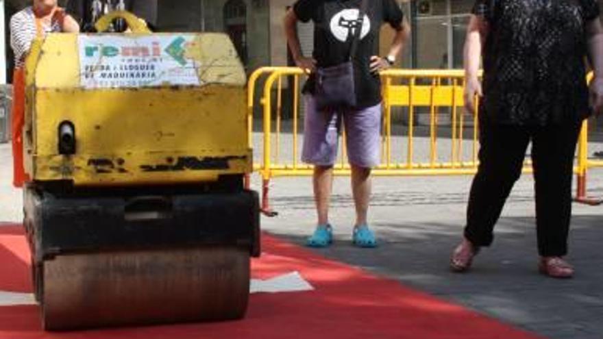 Piconadora passant per sobre de les planxes, ahir a la plaça Gispert