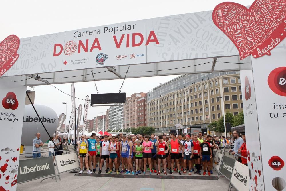 Participantes en la carrera "Dona vida"