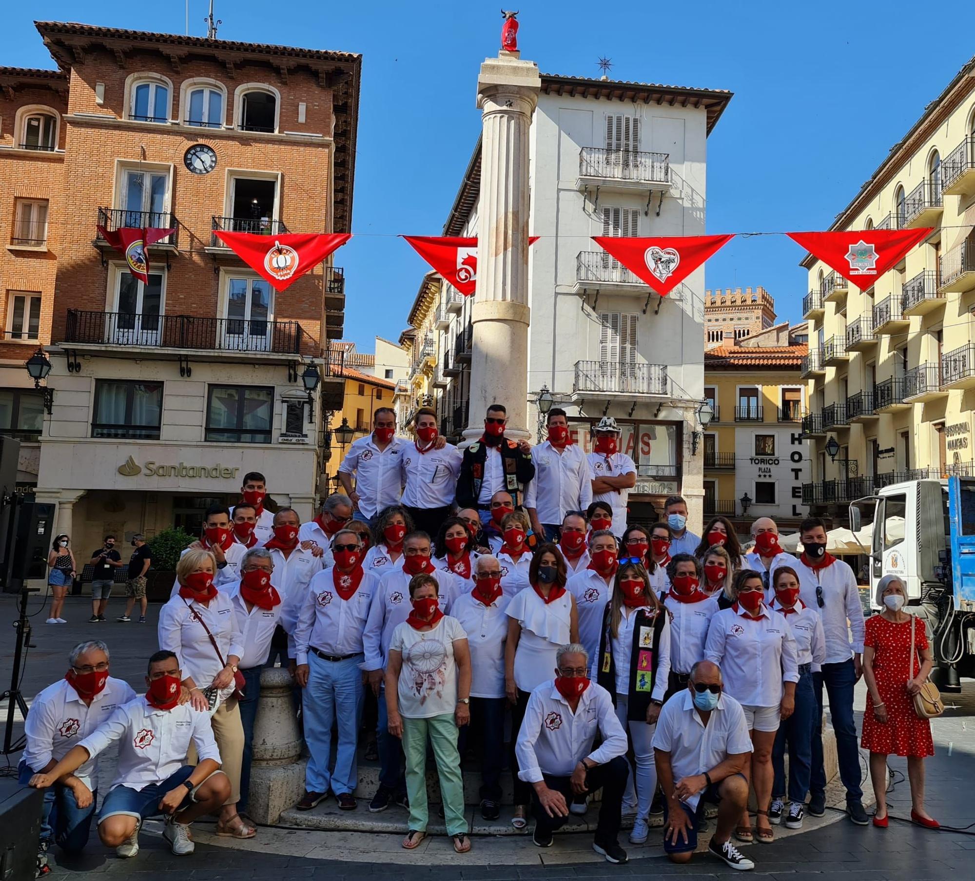 FOTOGALERÍA | La Peña El Agüelo sube en grúa para colocar el pañuelo al Torico de Teruel, en el segundo año sin Fiestas del Ángel