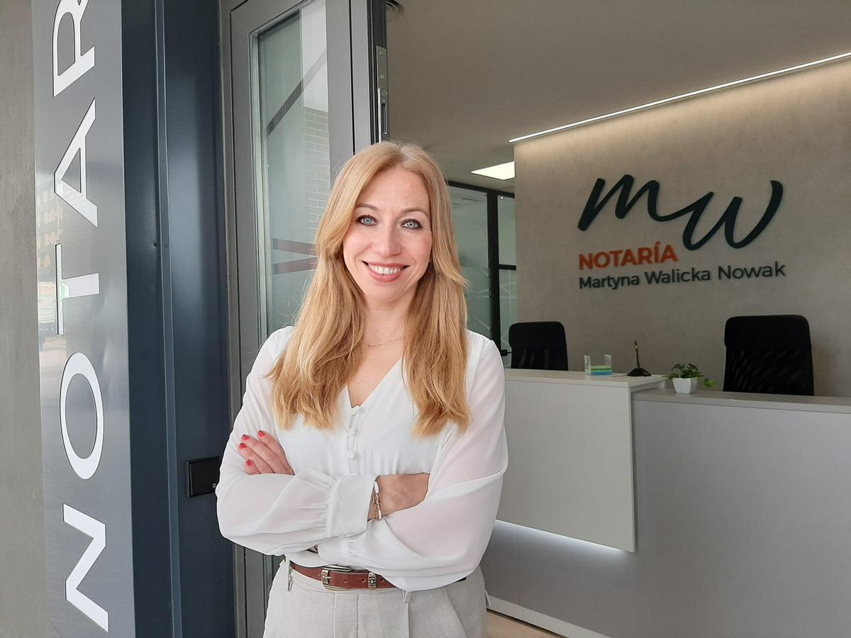 Martyna Walicka Nowak, a la puerta de la notaría de Posada de Llanera