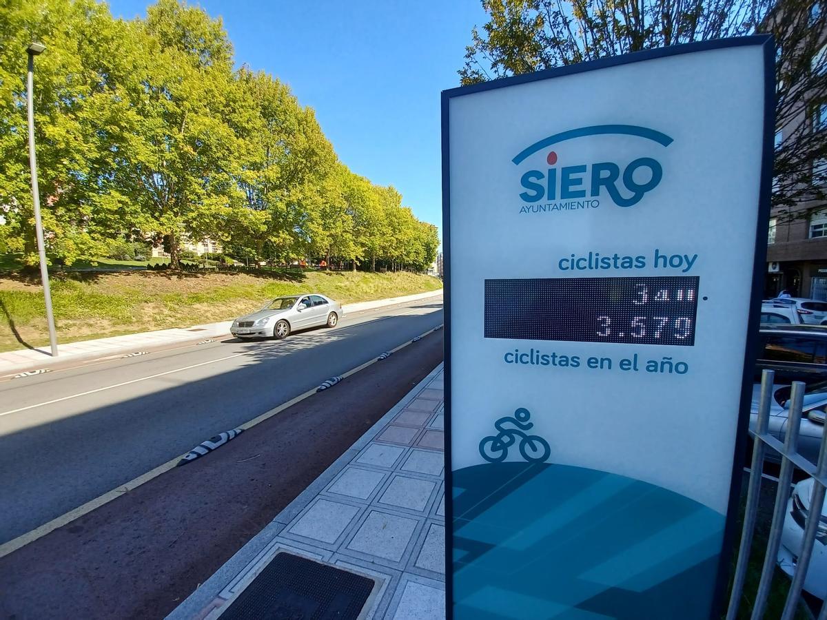 El "contador de ciclistas" de Pola de Siero, camino de registrar los cuatro mil
