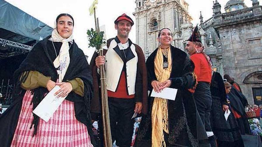 Manuel Rodríguez, junto a dos compañeras el domingo en Santiago.